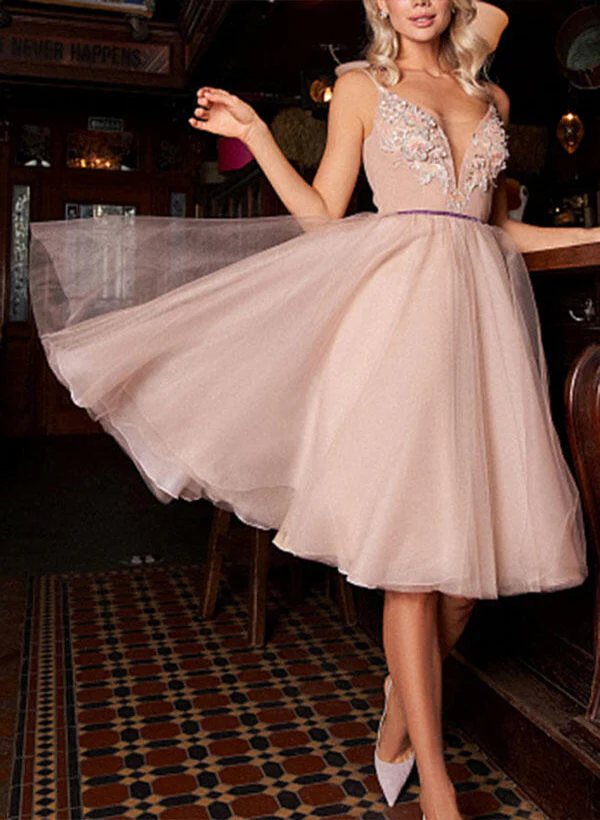 A-Line/Princess V-Neck Tulle Sleeveless Knee-Length Homecoming Dress With Appliques Lace